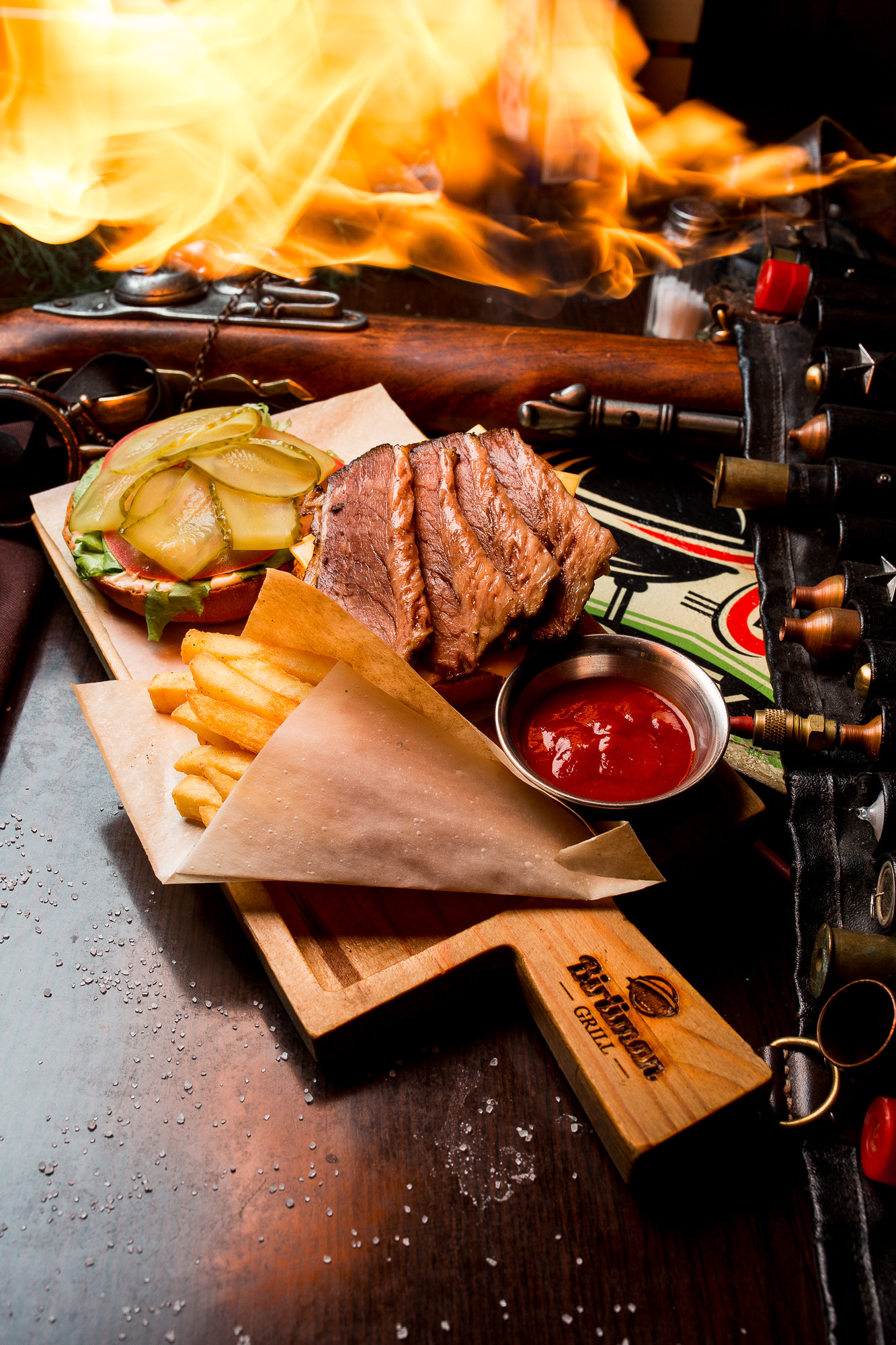 Блюдо Birliman Grill с мясом, гарниром и соусом
