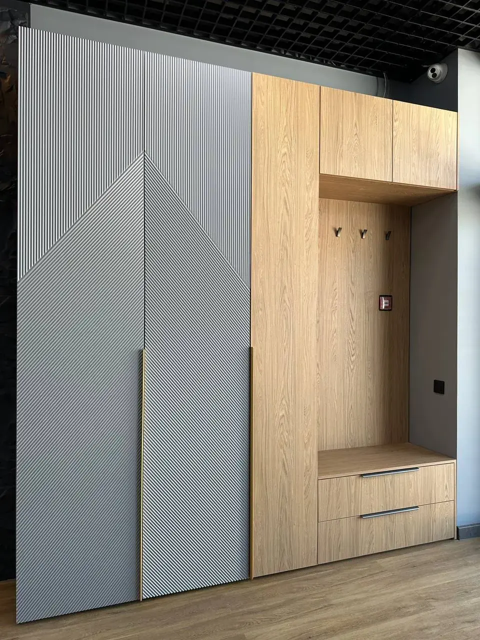 Прихожая с высоким шкафом и закрытыми фасадами на заказ в Сургуте