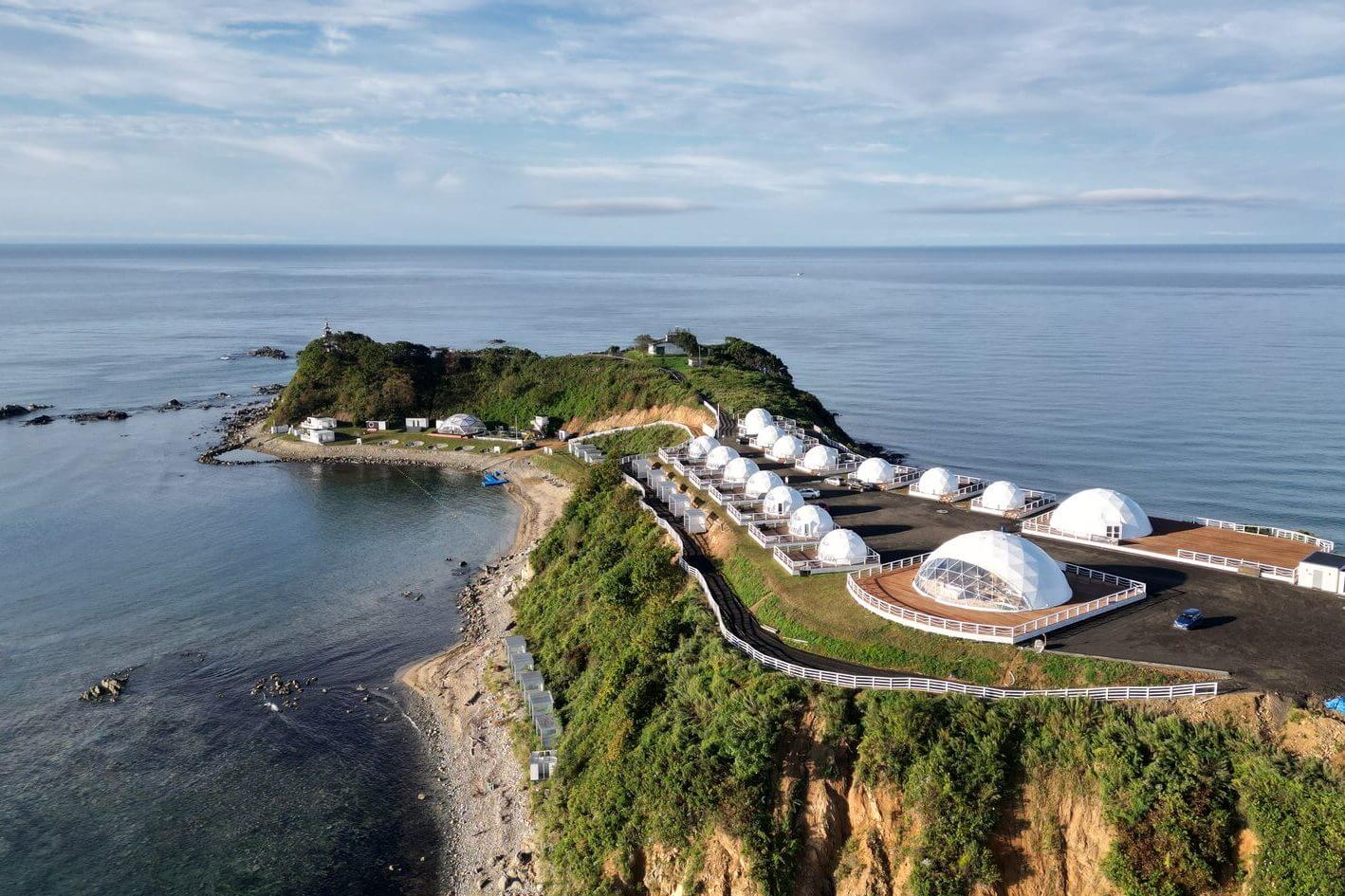 Эко-отель на скалистом утесе с видом на море