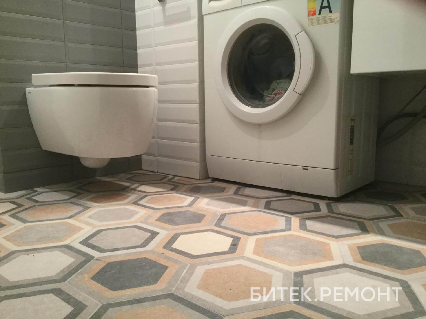 Туалет можайск. Крашенная плитка на полу. Покраска керамической плитки. Mine Tile.