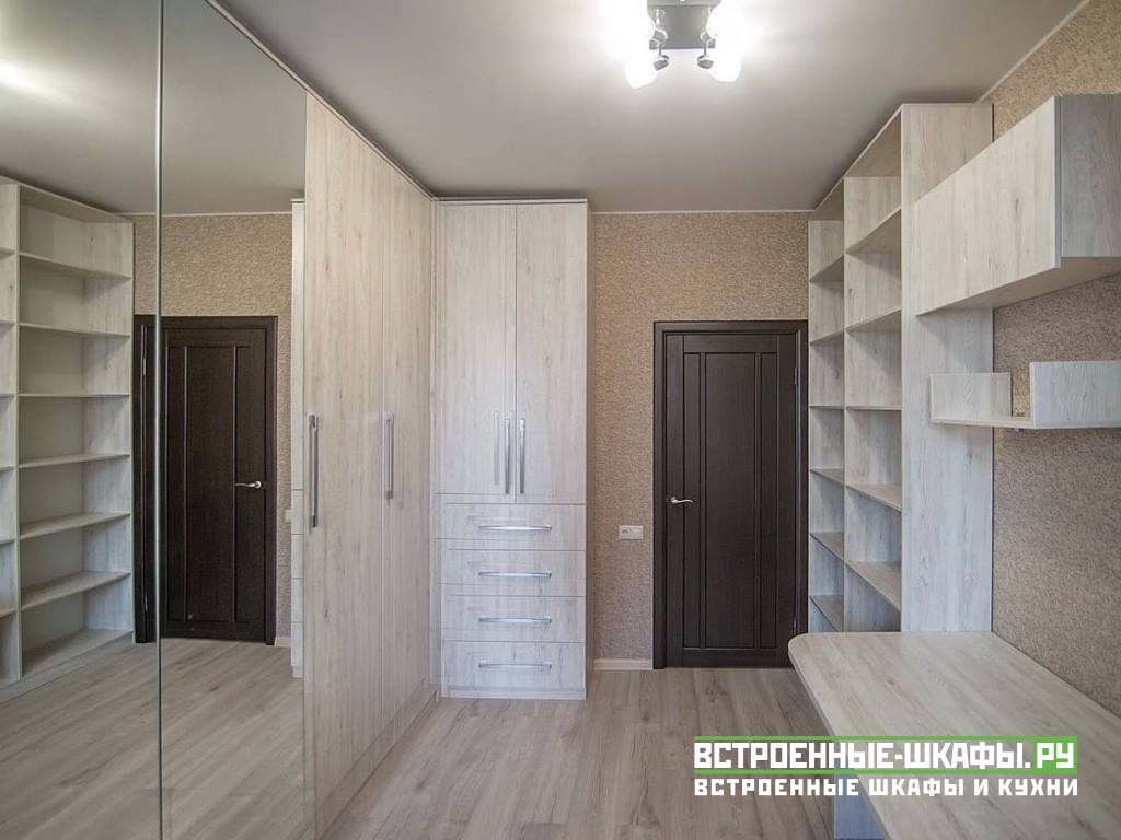 Угловой распашной шкаф со стеллажом и компьютерным столом - Пример ...