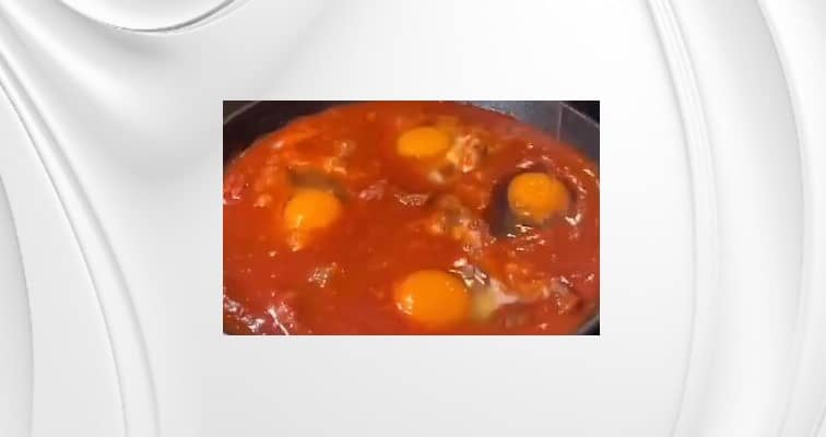 Приготовление шакшуки с мясом, помидорами и фетой: шаг 8