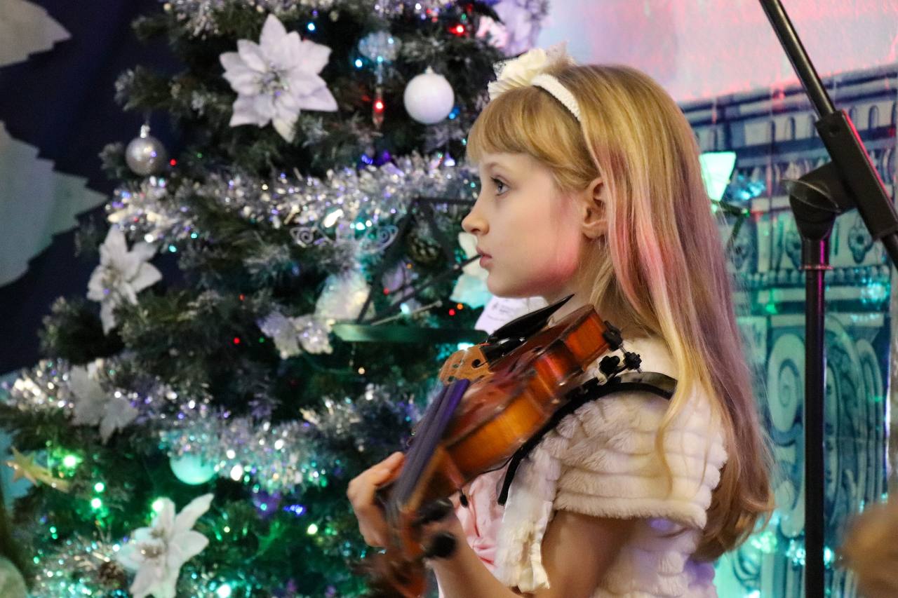 София играет на скрипке увертюру Ангелов