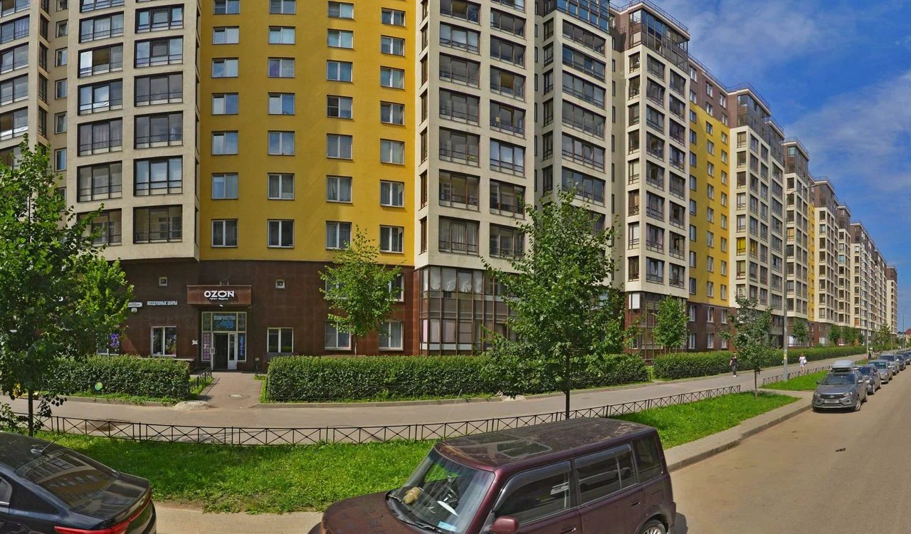Жёлто-белый жилой дом, вход под козырьком OZON