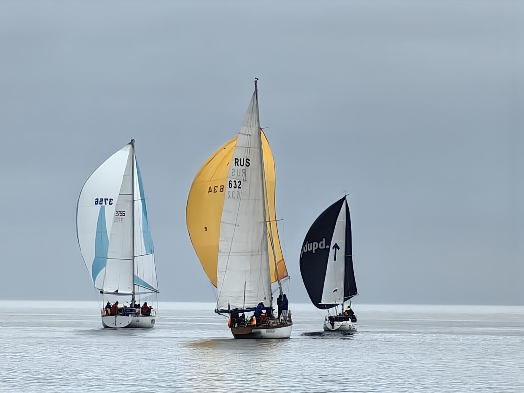 Яхты под спинакерами