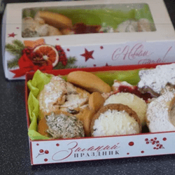 набор сладостей на Новый год: печенье, кокосовые конфеты в красивой подарочной новогодней коробке