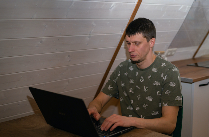 Рабочее место с ноутбуком и видом на природу