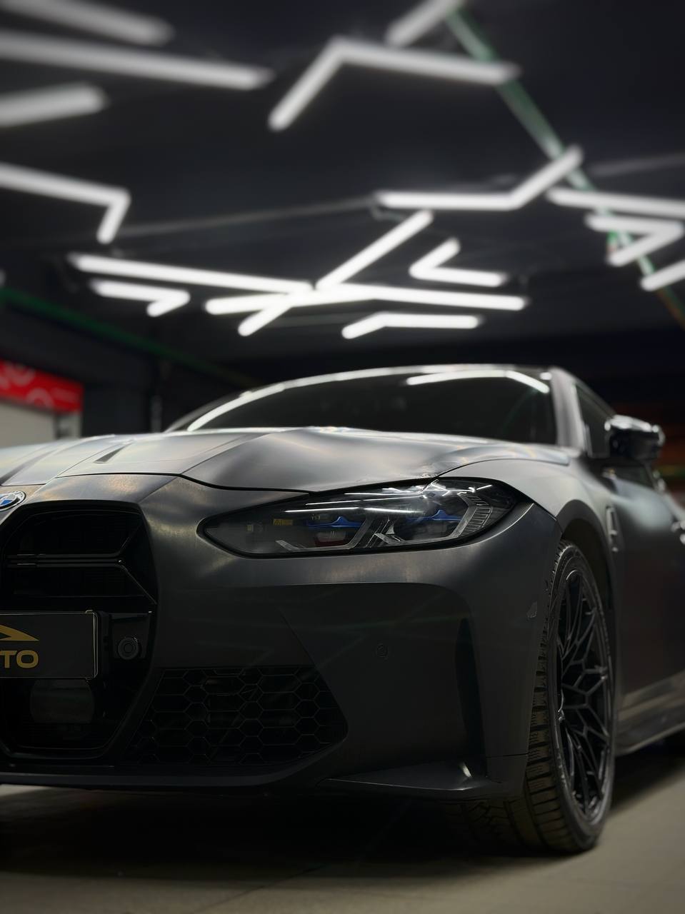 BMW M4 Competition в цветном полиуретане — фото 1