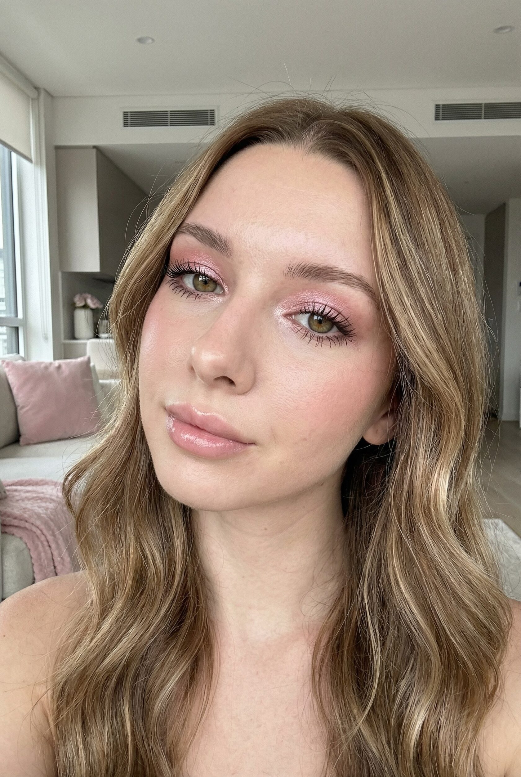 Свежий розовый макияж с блеском и лёгким свечением