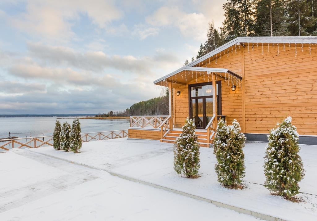 Аренда на берегу финского залива. Загородный клуб West. Загородный клуб West Прибылово. Сова коттеджи на заливе. Стеклянный загородный клуб.