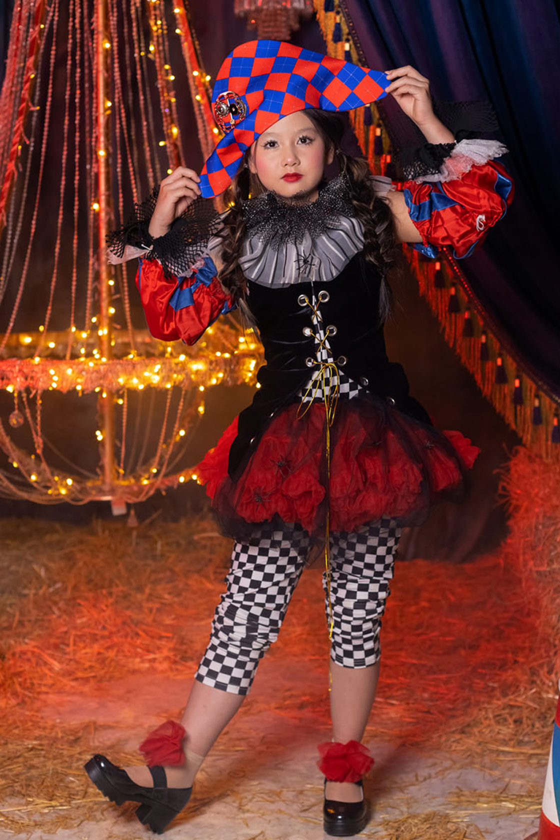 Арлекино в цирке, в чёрном бархатном жилете, красно-синие рукава, воротник фреза, красная юбка, шляпа арлекин, комбинезон в чб клетку