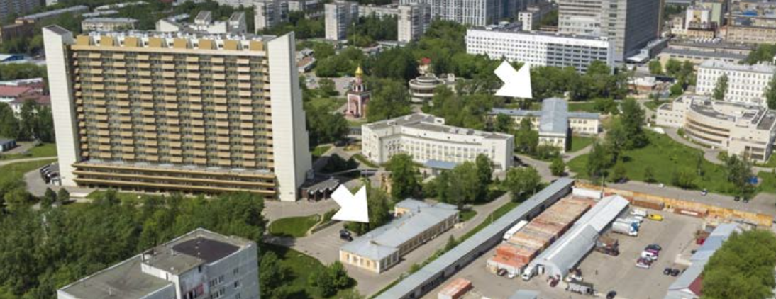 Бывшее здание приемного покоя (ближе) и бывший физиотерапевтический корпус (дальше). Фрагмент Яндекс-панорамы, 2021 г.