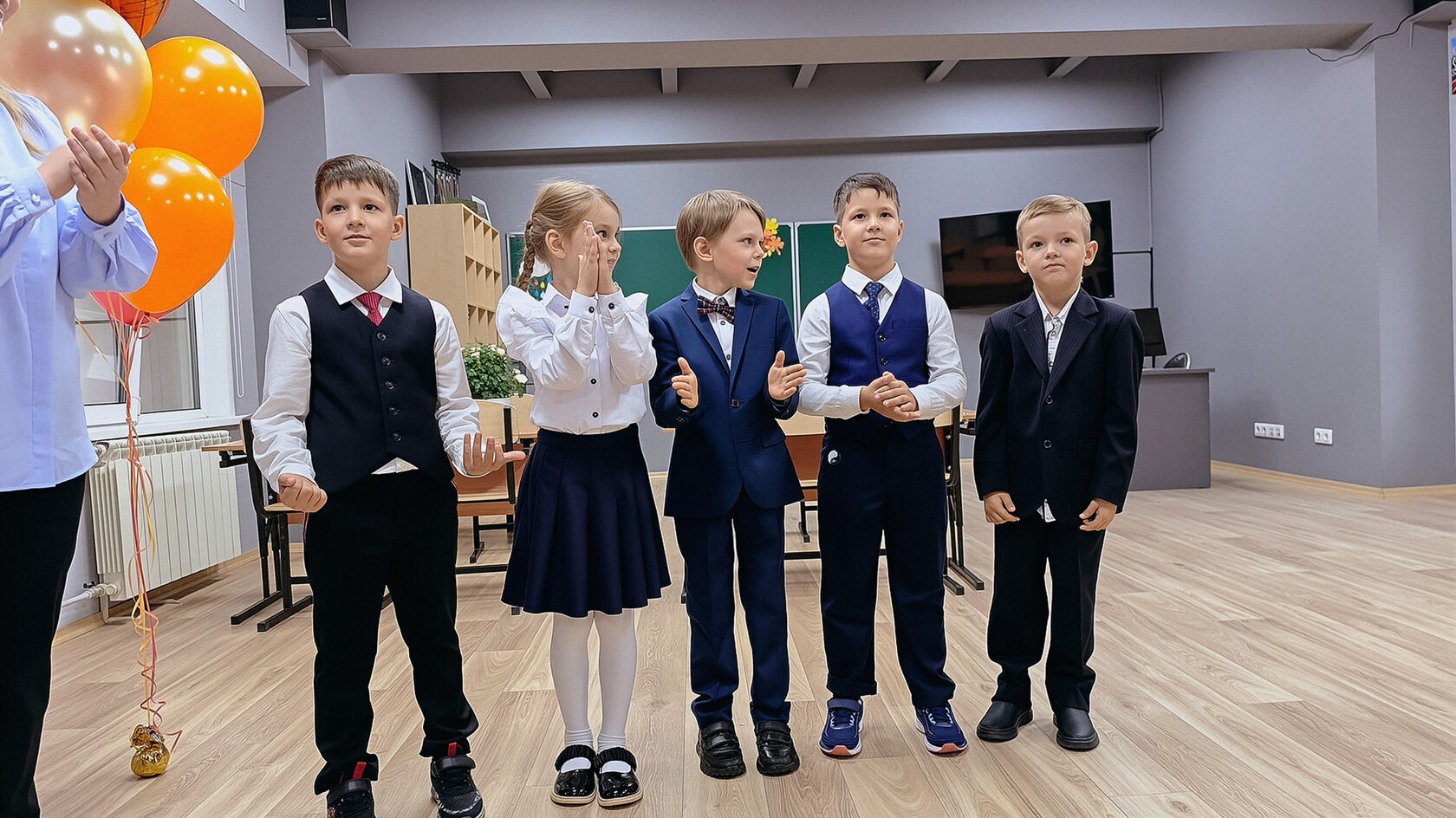 Дети и педагог в классе