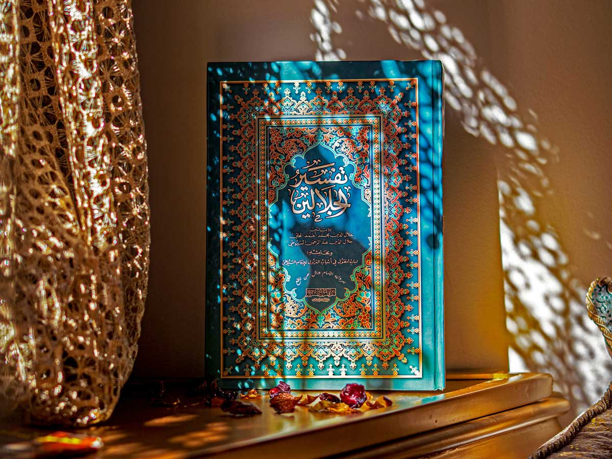 на фото: книжная ярмарка в Марокко в Рабате (редкое издание Корана)