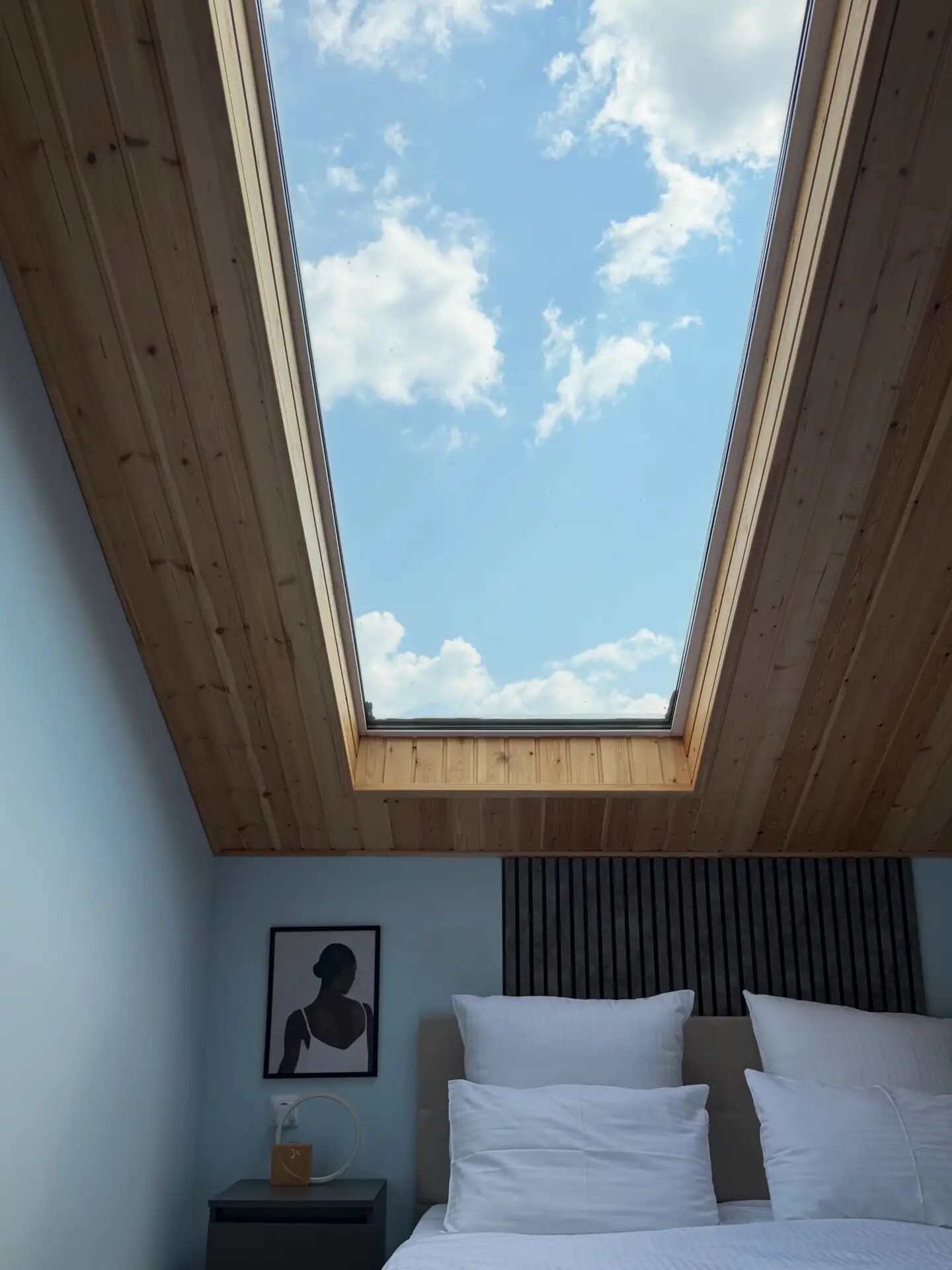 Настоящая спальня 2/2 HOUSE с окном в небо