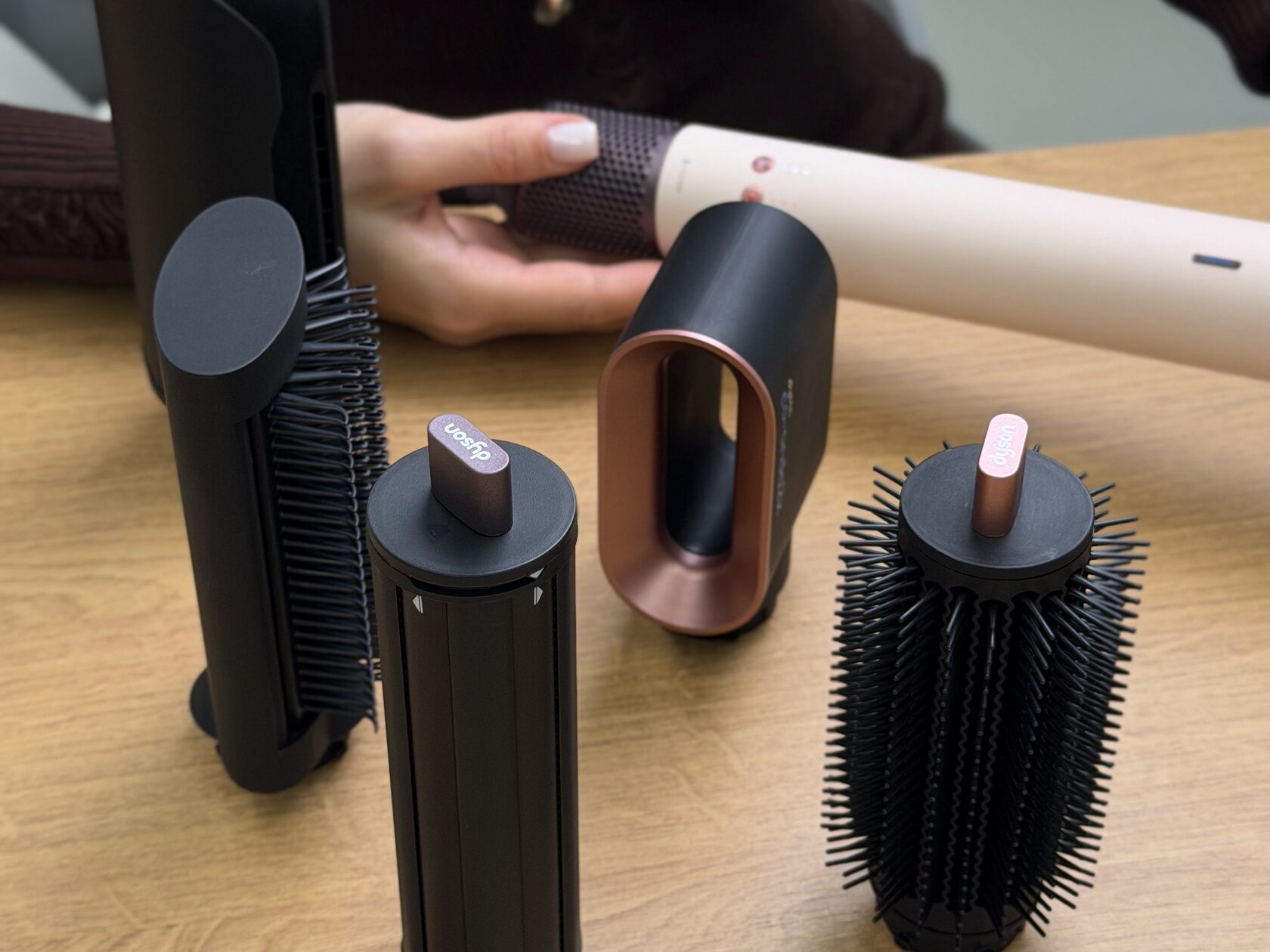 Чем различаются насадки для стайлеров Dyson: какую выбирать под разные волосы
