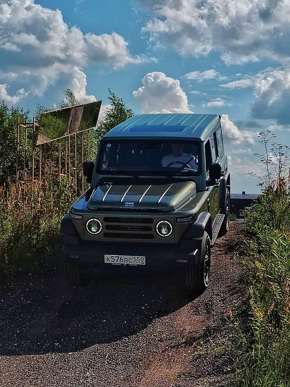 212 T01 на узкой грунтовой дороге среди высокой растительности