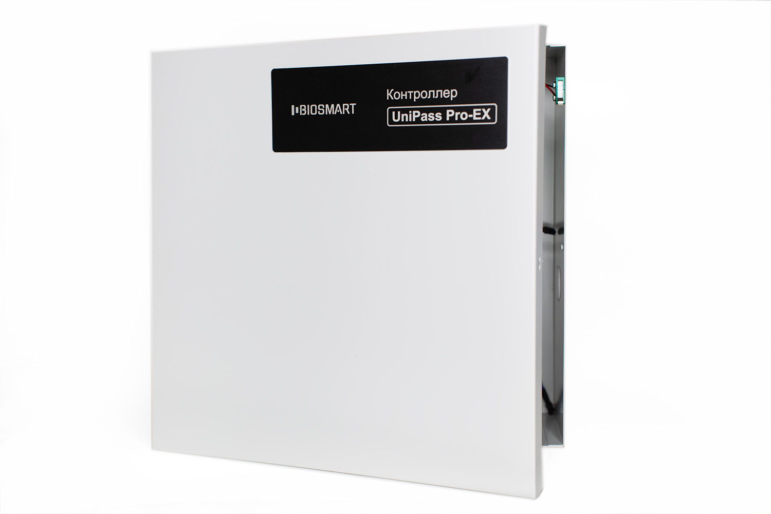 Мужчина в офисе. Кибер протезы. Ex работает. Excellent логотип. Работа за компьютером.