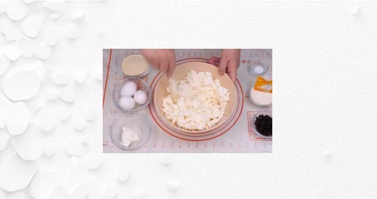 Приготовление сырников из творога с манкой в духовке: шаг 2