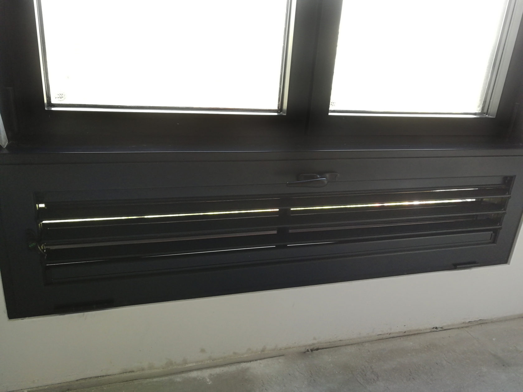 Регулируемая вентиляционная решетка на балконе. Вместо статичной решетки от застройщика в ЖК Царская Площадь