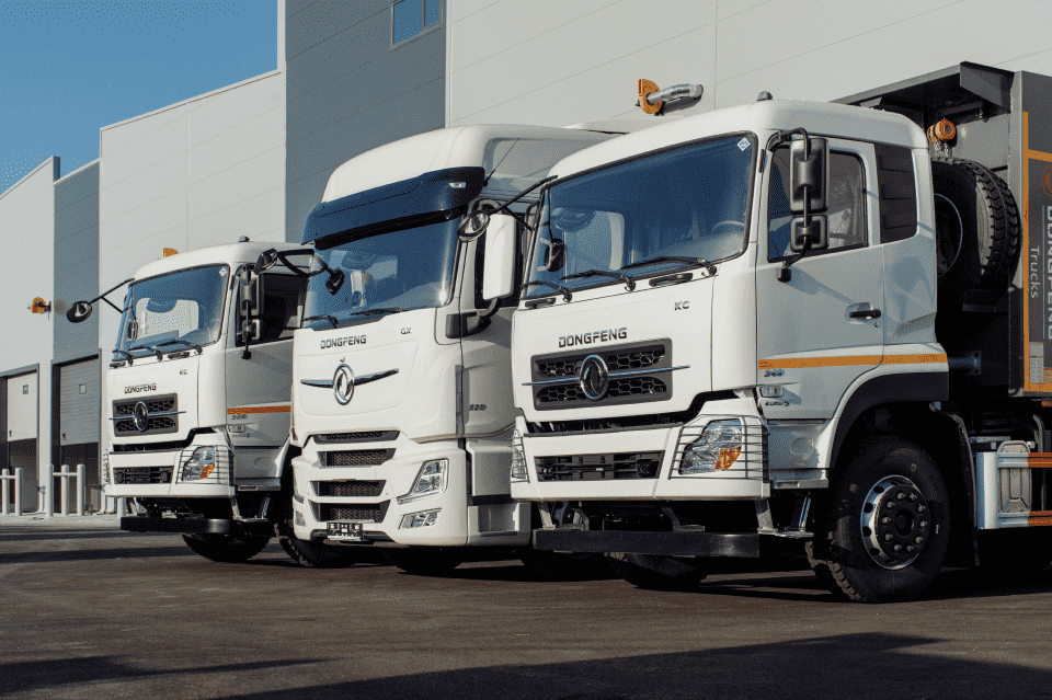 Самосвалы и тягач Dongfeng