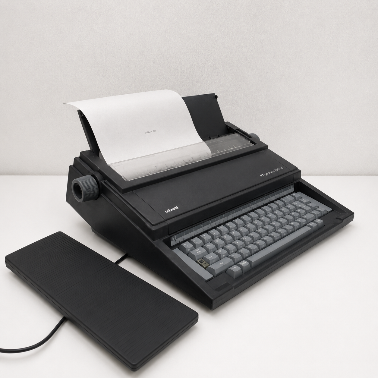Печатная машинка Olivetti — аренда реквизита в Красноярске