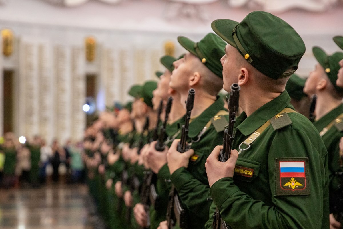 Торжественная присяга солдатами Преображенского полка в Зале Славы Музея Победы