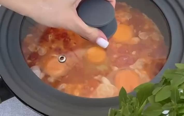 Приготовление шакшуки с фетой на сковороде: шаг 5