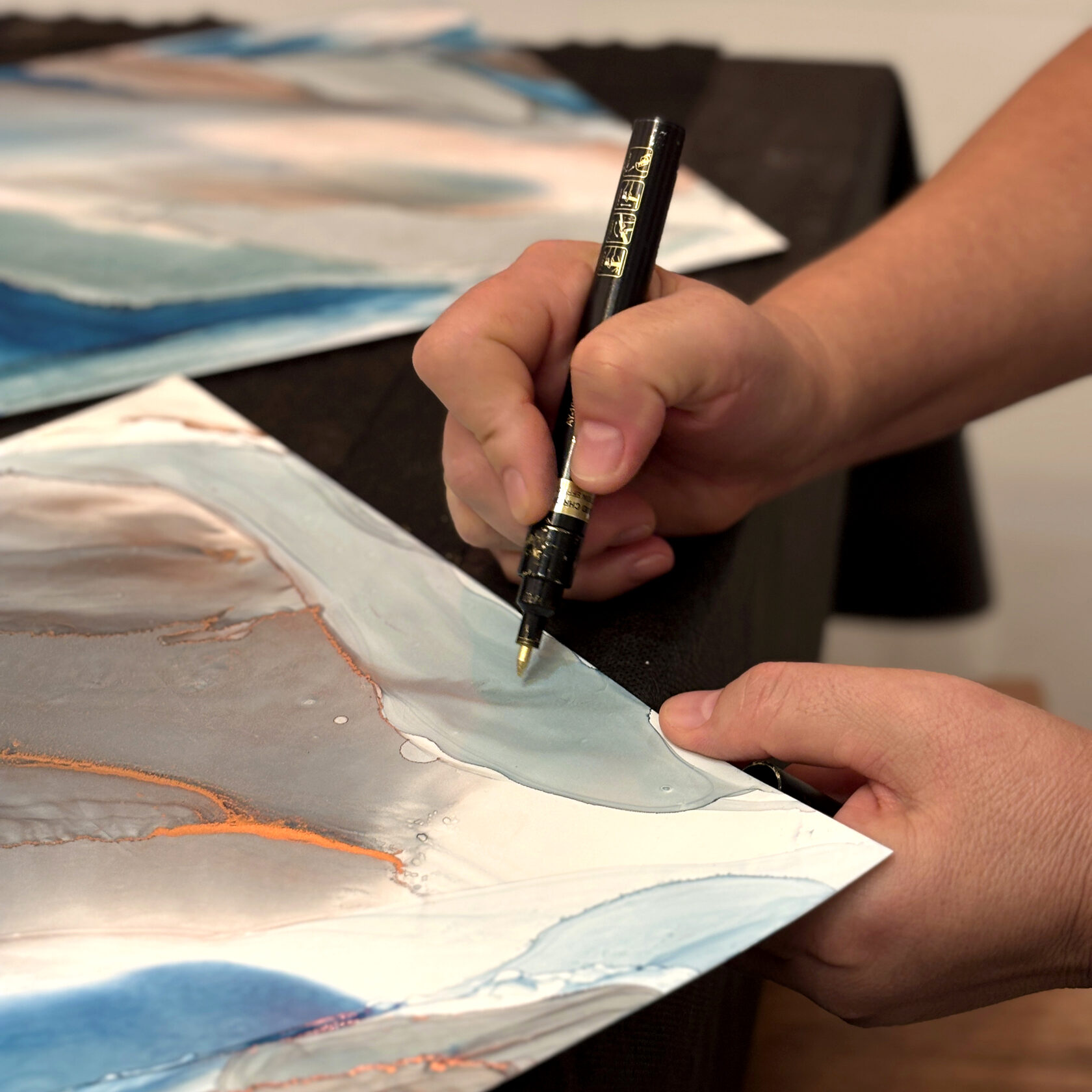 Мастер-класс по интерьерной живописи в Санкт-Петербурге спиртовыми или алкогольными чернилами для взрослых — кадры с мероприятия, репортаж о создании интерьерной голубой картины ручной работы учеником