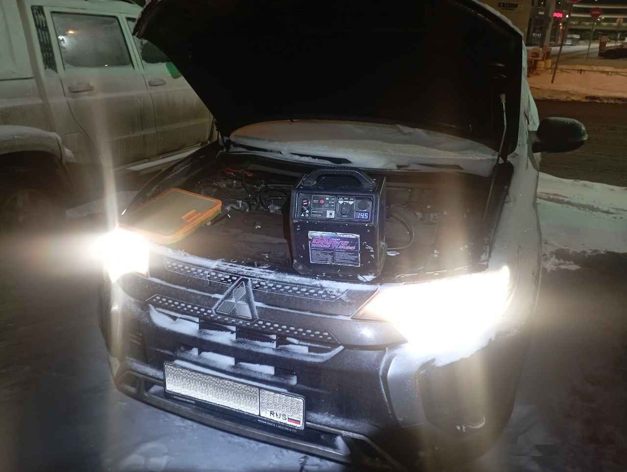 Запустили двигатель, прикурили аккумулятор Mitsubishi Outlander на Искровском проспекте в Невском районе Санкт-Петербурга