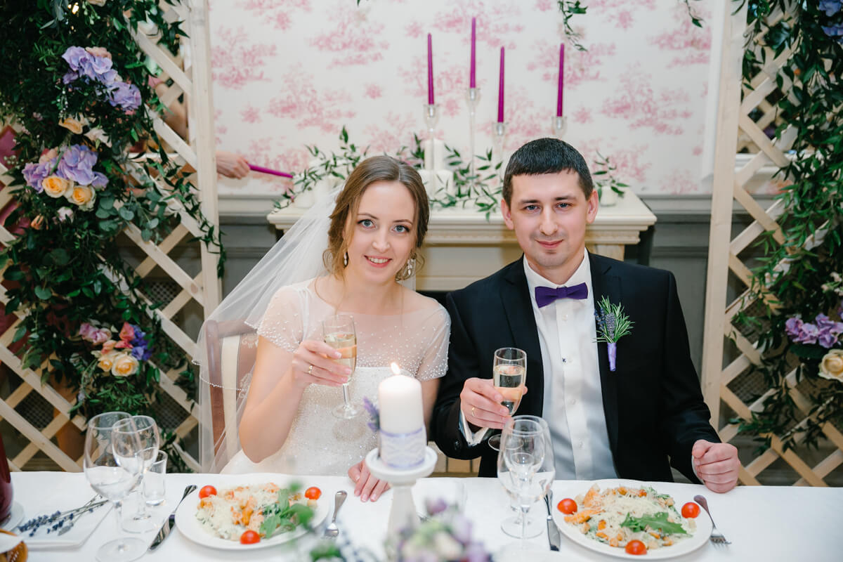 Как должны сидеть жених и невеста за столом
