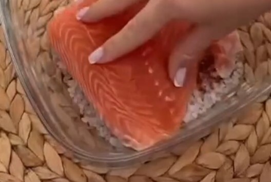 Засолка красной рыбы с паприкой: шаг 2