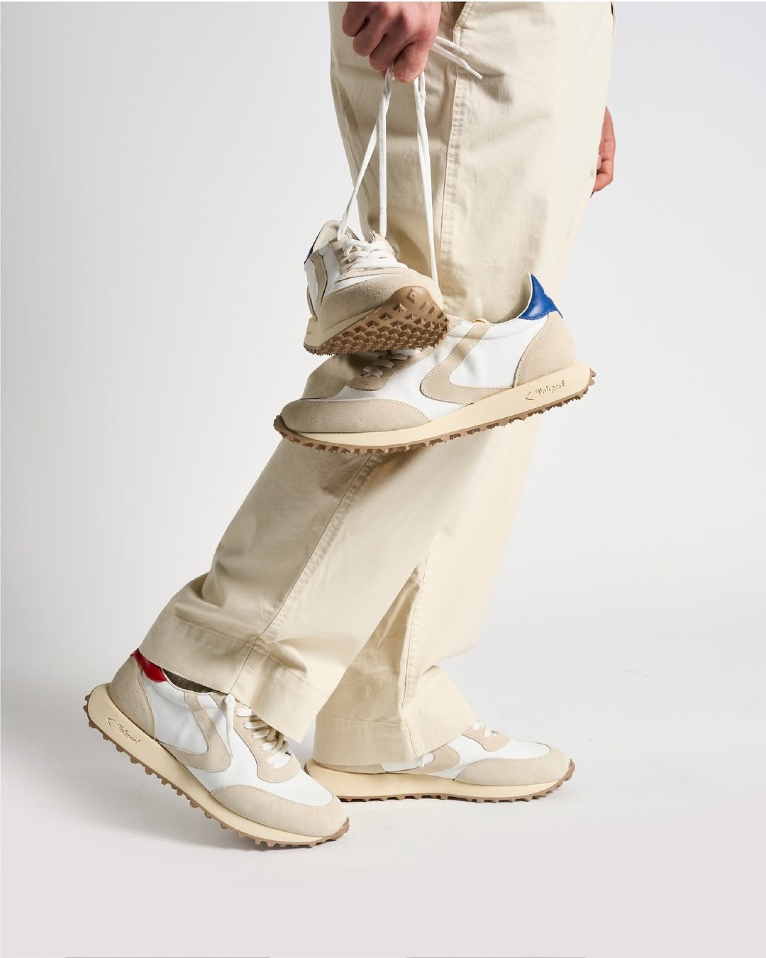 Valsport: sneaker running in pelle e suede color panna, con talloni blu e rossi