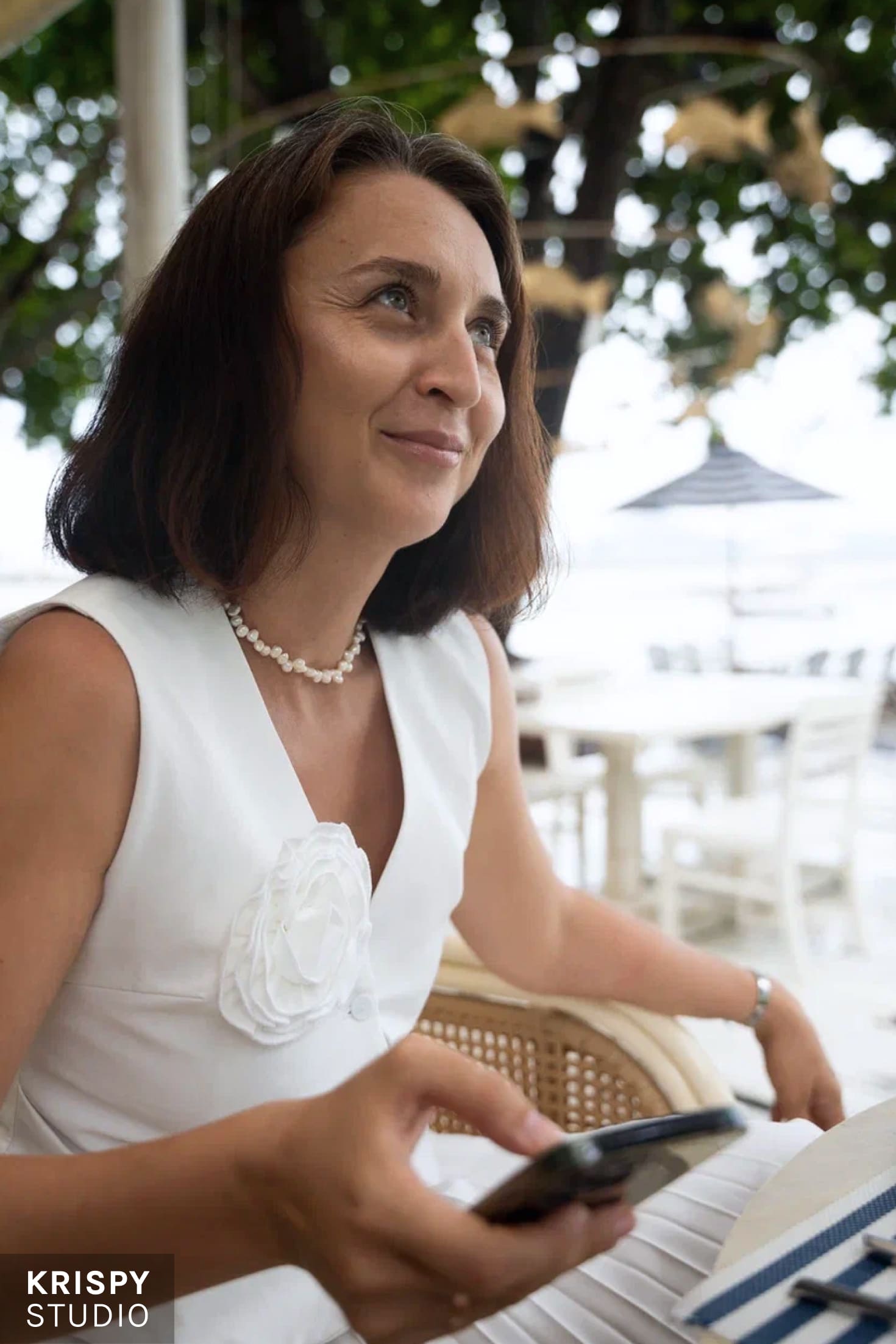 Фотосессия бизнес-леди на фоне океана, роскошный ресторан