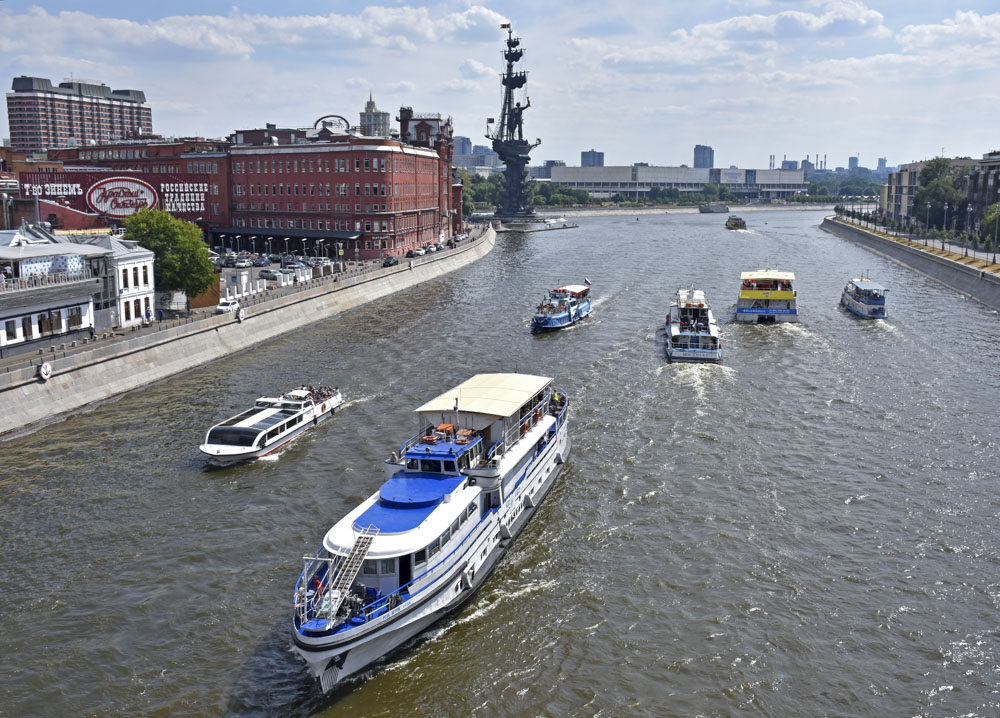 Речные прогулки по каналу имени. Цветные пароходики на Москва реке.