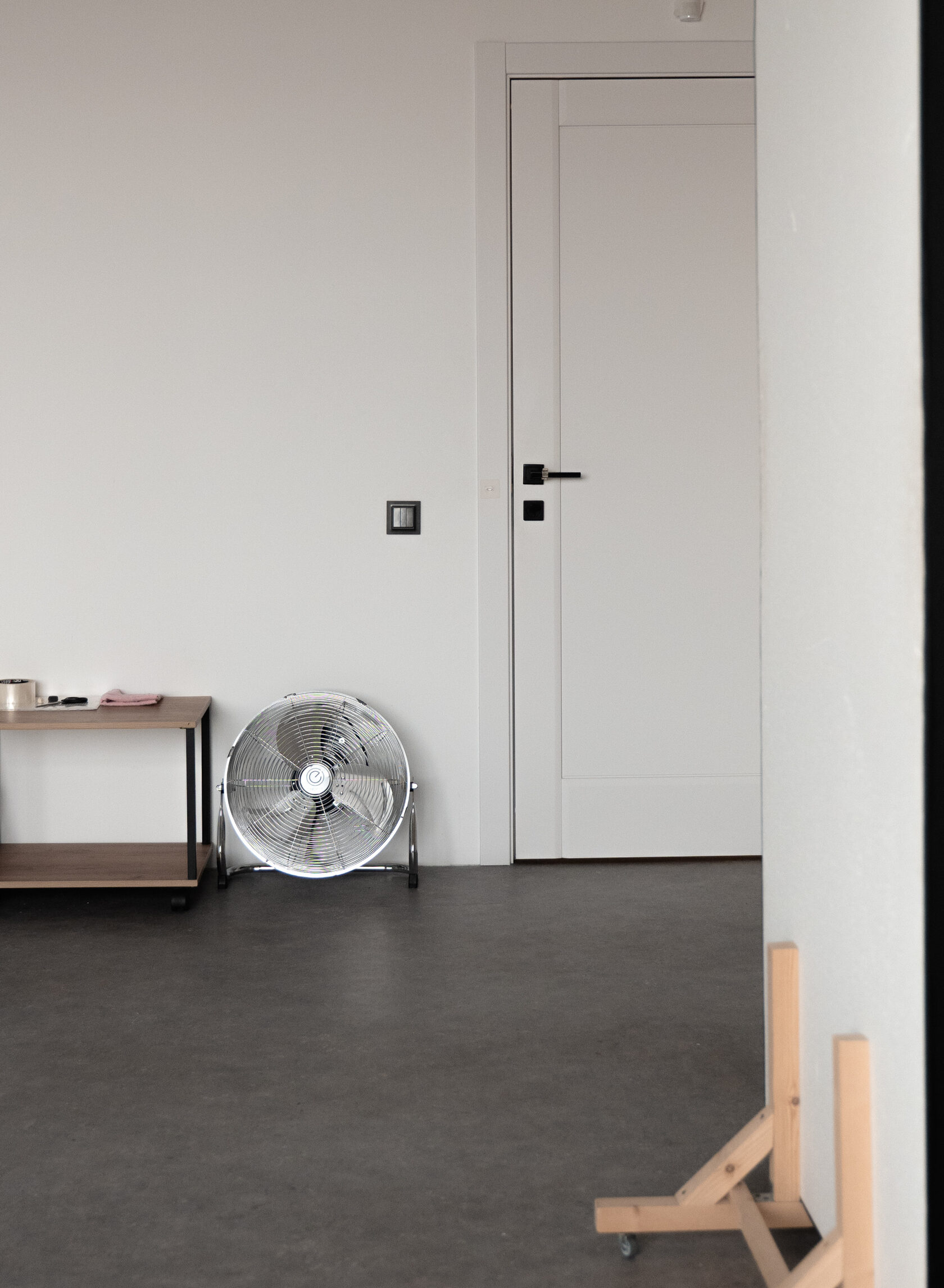 Белые элементы декора в зале CYCLORAMA в фотостудии в Липецке