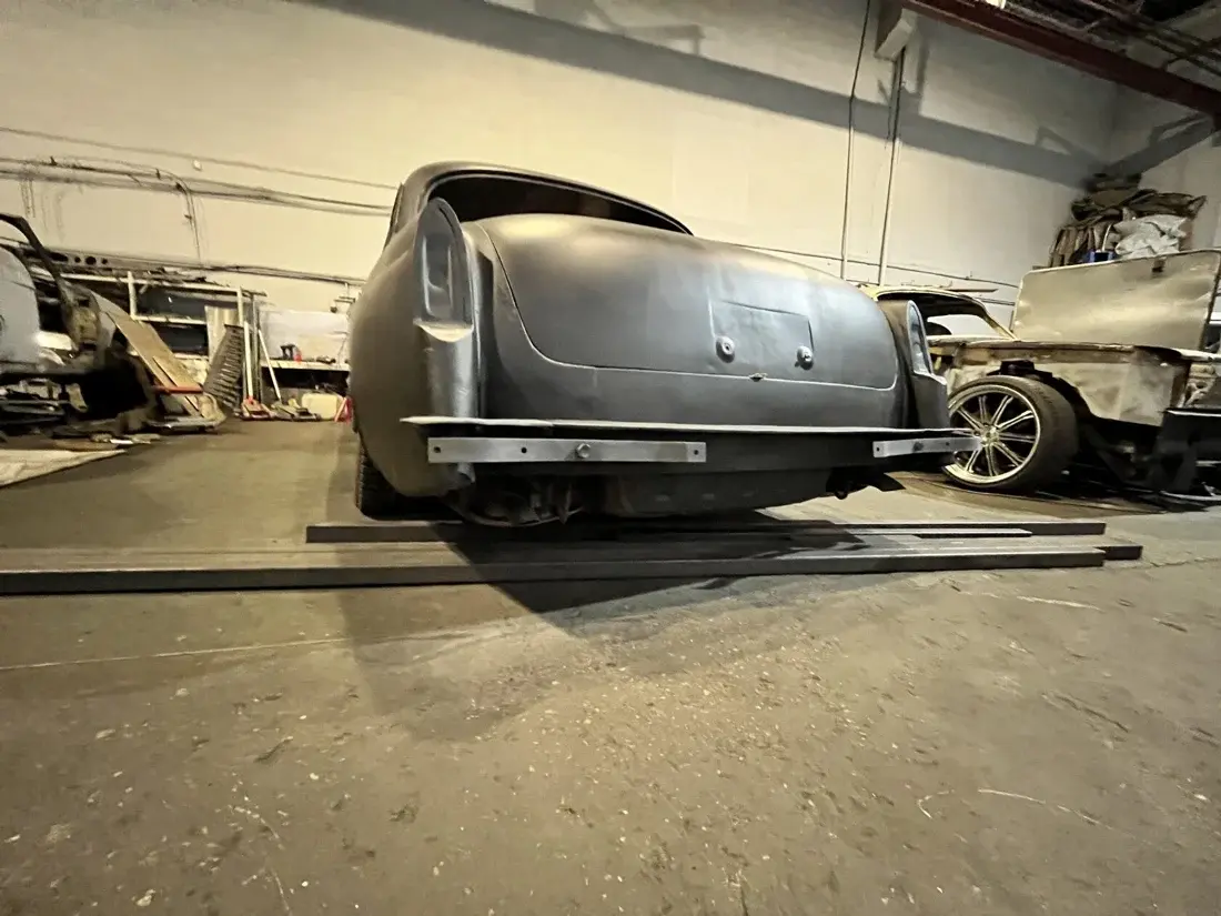 Кастомный кузов со стороны кормы в мастерской MAIN GARAGE