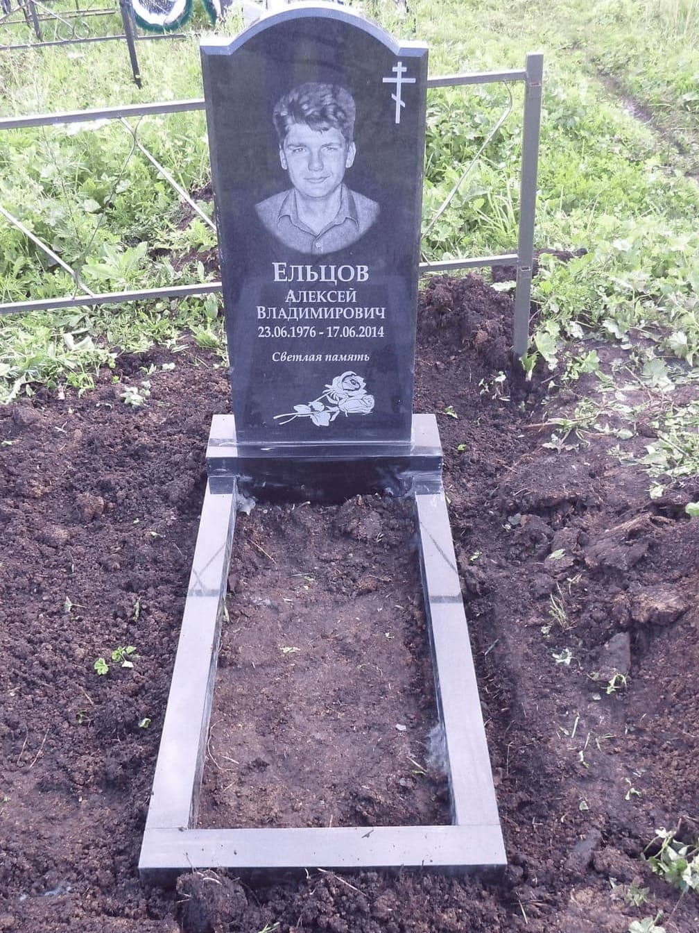 Памятник из Китайского гранита с вырубной формой &quot;Плечики&quot;