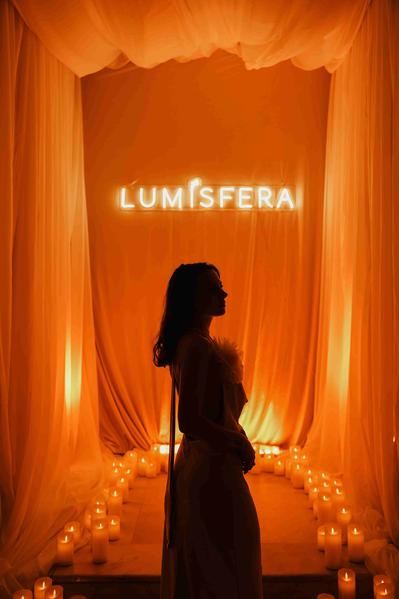 Фотозона Lumisfera: оранжевый занавес, вывеска и свечи