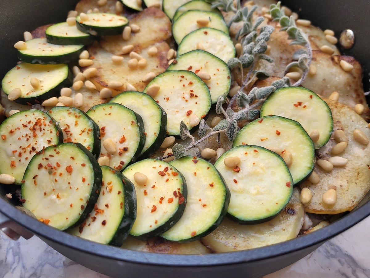 Картошка с мясом и цукини, под соусом тахини. Израильская кухня. Фото рецепты.