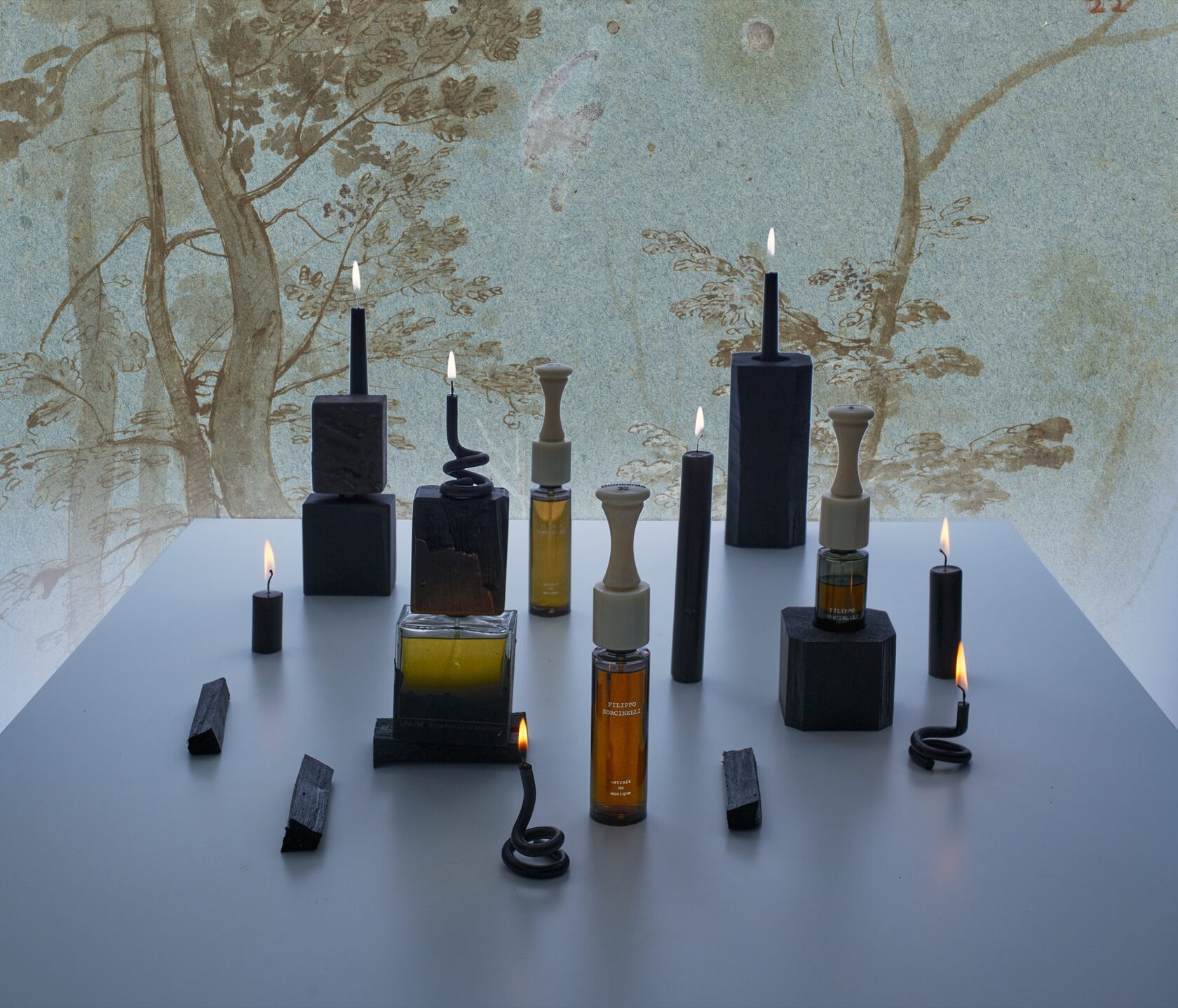 Флаконы Filippo Sorcinelli среди чёрных свечей, сет-дизайн для&nbsp;Place Parfume