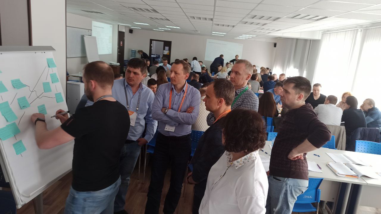 Командная работа у флипчарта во время стратегической сессии