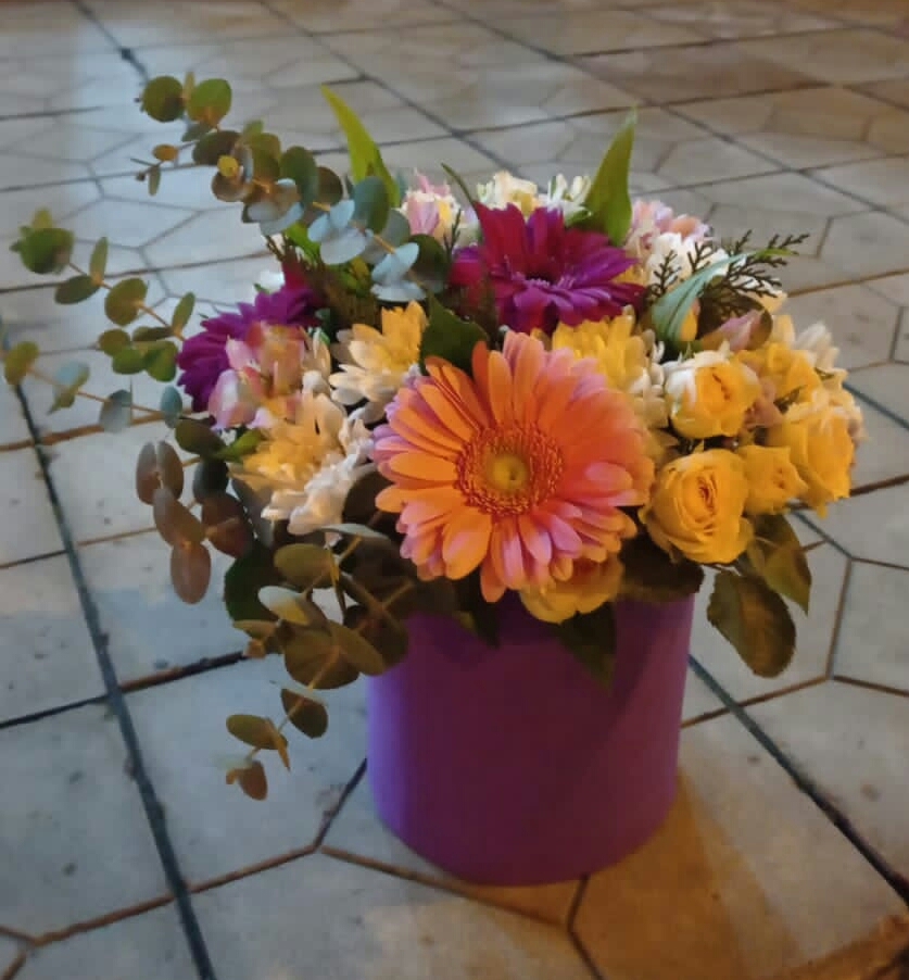 Роскошная композиция из роз, герберы, хризантемы в шляпной коробке