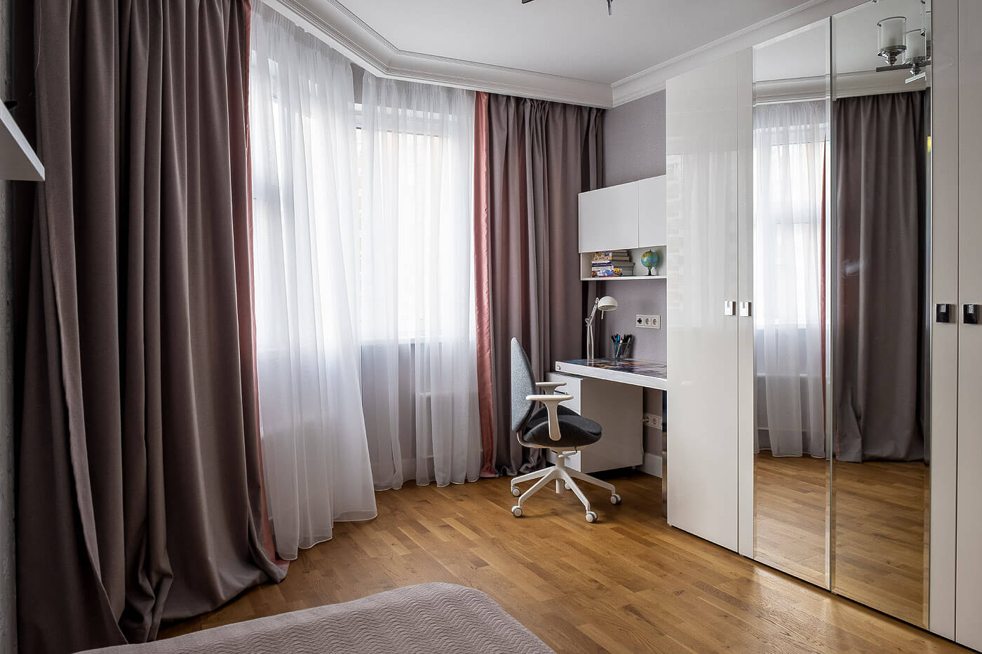 Новая Москва - Дизайн интерьера спальни, шкаф, рабочий стол, кресло