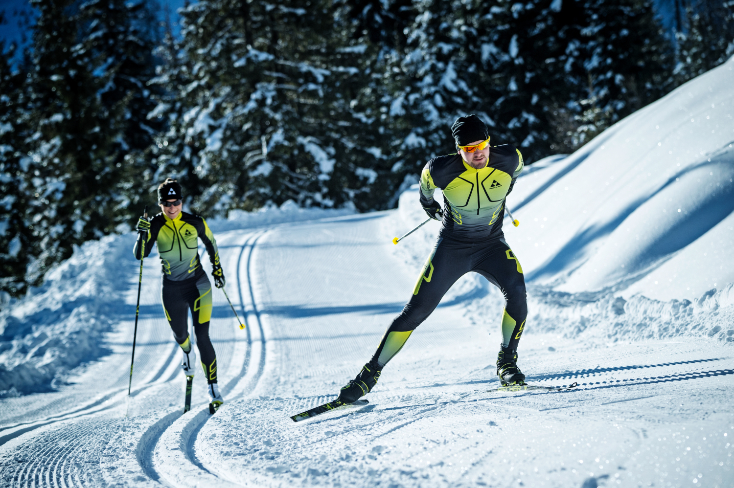При передвижении на лыжах применяют. Лыжный спорт коньковый ход лыжи. Бег на лыжах. Классический стиль лыжи. Классический бег на лыжах.