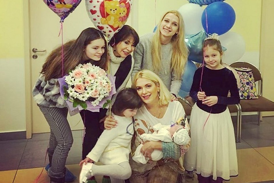 Почему многодетные звезды открыто говорят о материнстве