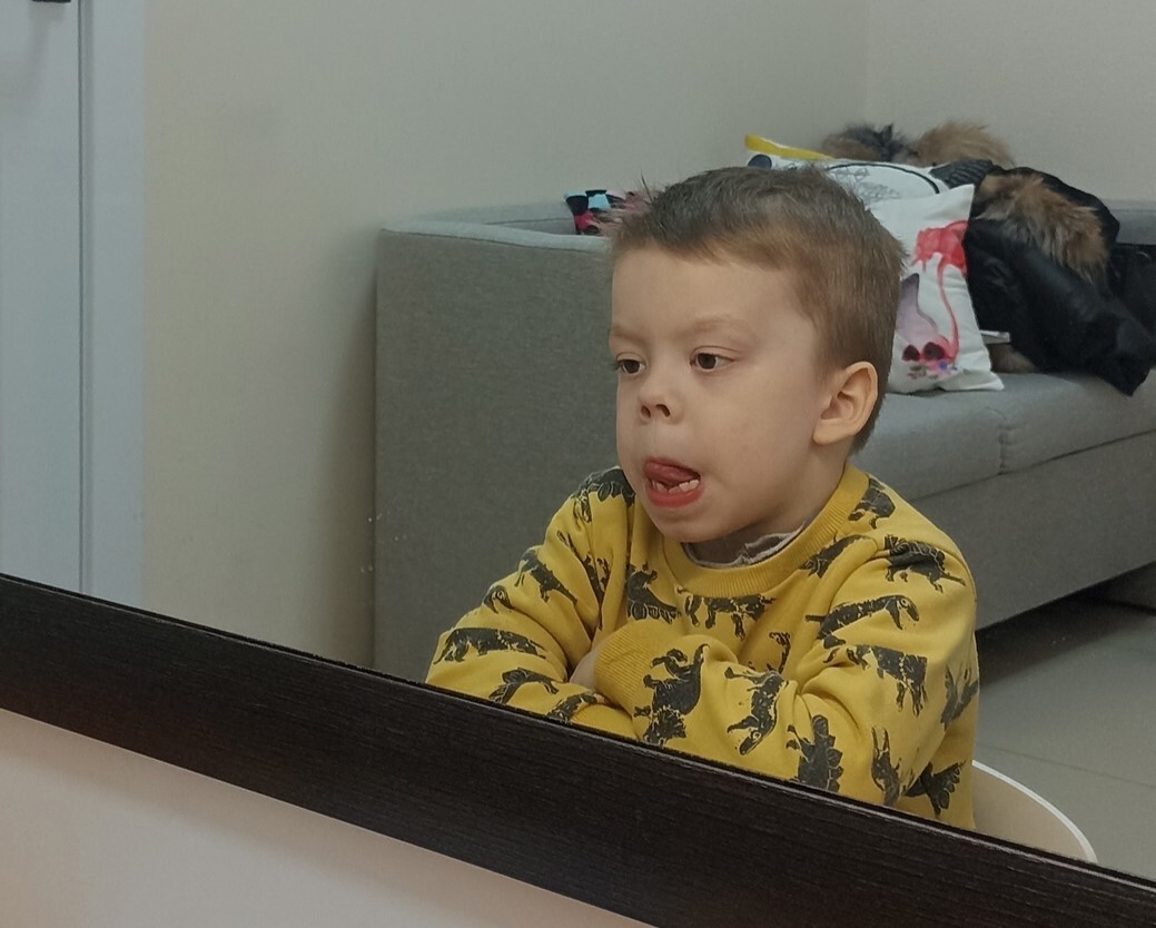 Ученик на занятии с логопедом