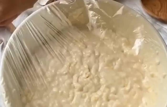 Приготовление сырных оладий на кефире на сковороде: шаг 4