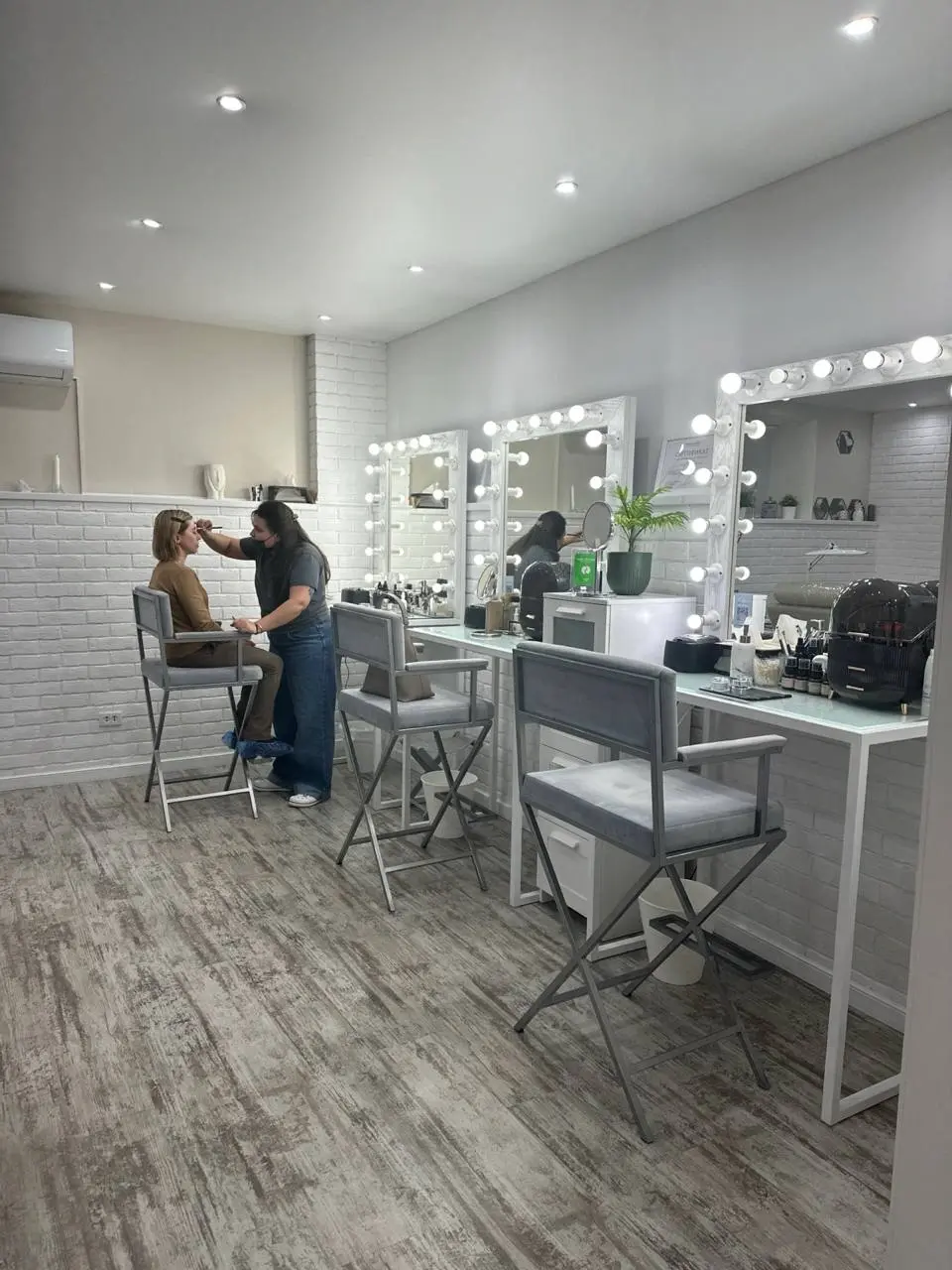 Рабочая зона бровиста в студии MagicLashes на улице 1905 года