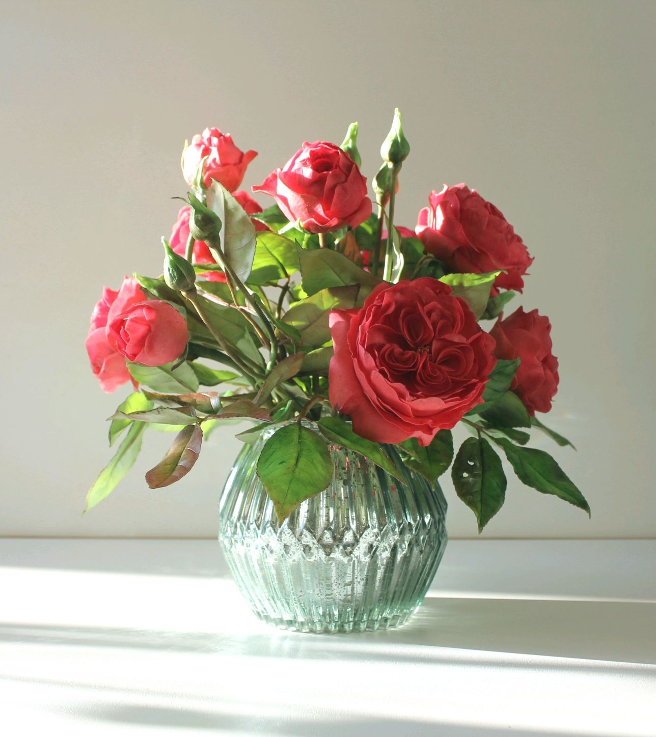 Чтобы срезанные розы дольше стояли в вазе. Садовые розы в вазе. Английские розы в вазе. Веточка розы в вазе.